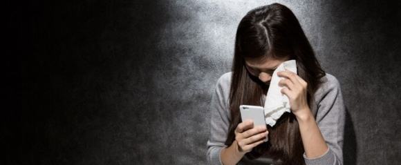 悲しい雰囲気の女性