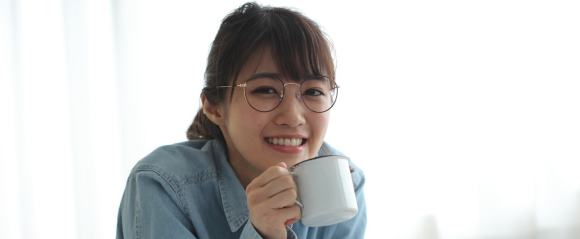 目を見て話す女性イメージ