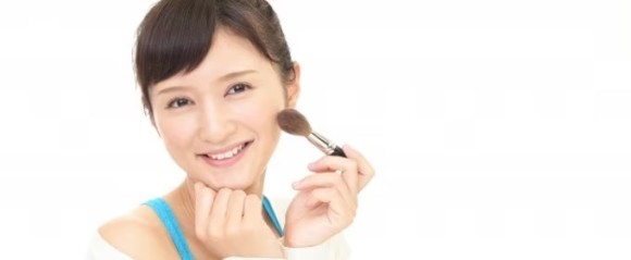 メイクをする女性のイメージ