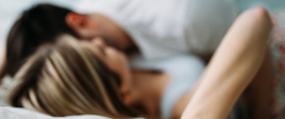 男性 女性 抱き合う