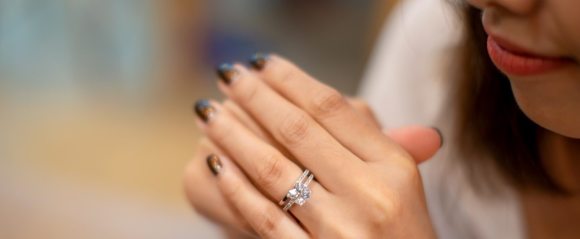 婚姻・結婚で指輪をしている女性
