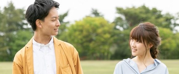 男女が並んで歩いているイメージ