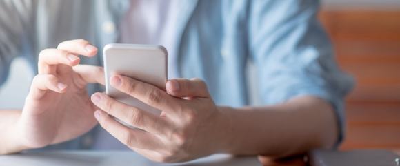 スマホを操作する男性のイメージ