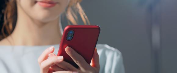 スマホをいじる女性のイメージ