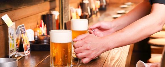 居酒屋でビールを飲む