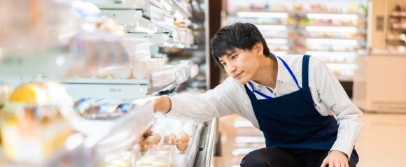 後輩に頼りになる姿を見せる男性アルバイト