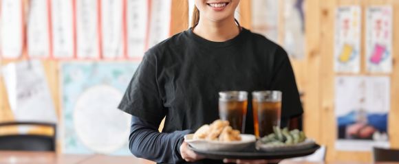 居酒屋で働く女性アルバイト