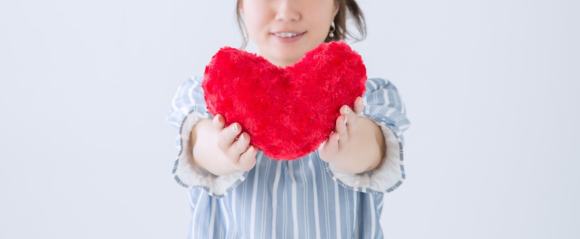 ハートを持つ女性のイメージ