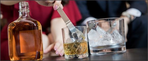 キャバクラで飲んでいるイメージ