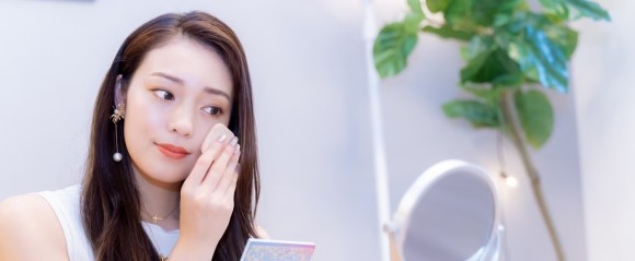 おしゃれする女性のイメージ