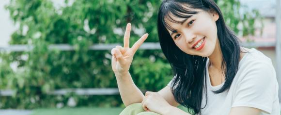 明るく社交的な女性のイメージ画像