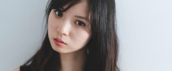 落ち着いた女性のイメージ画像