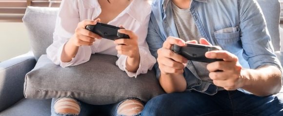 ゲームを楽しむ男女のイメージ