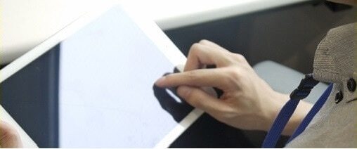 iPadを操作する様子