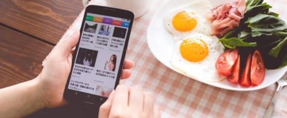 食事をしながらスマホをいじる様子