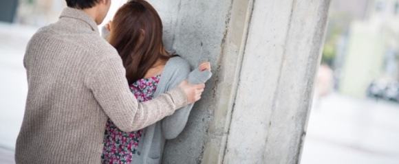 女性を壁に追いやる男性