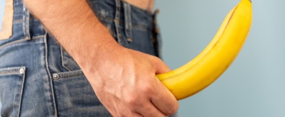 男性が興奮している様子