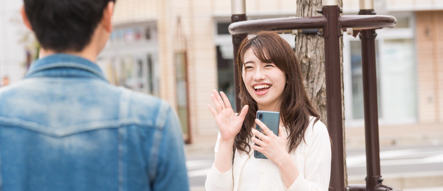 元恋人と待ち合わせする女性のイメージ
