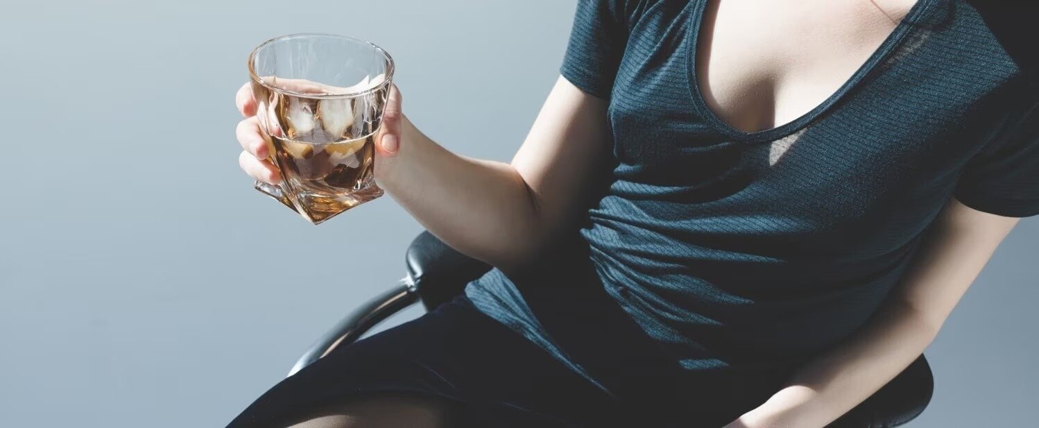 お酒を飲むイメージ