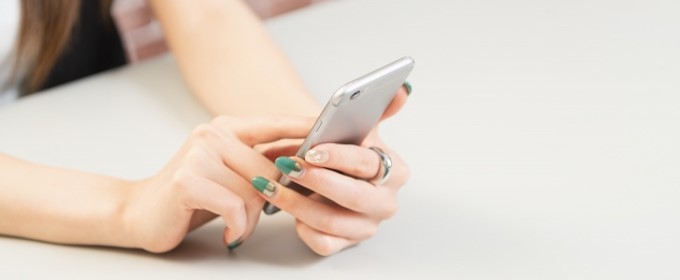 スマホを操作する女性