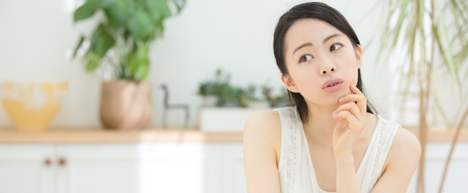 悩む女性