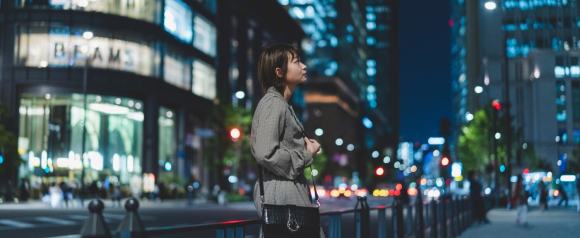 待ち合わせする女性のイメージ