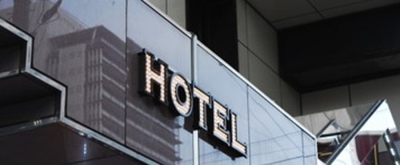 ラブホテル前に男がいる
