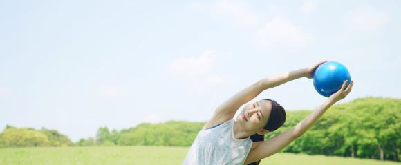 趣味や活動に熱心な女性のイメージ画像
