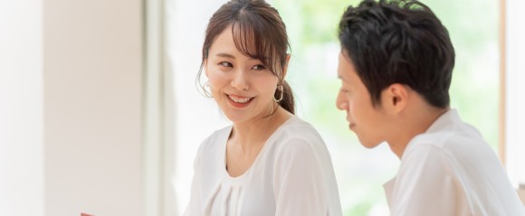 近くで見つめるイメージ