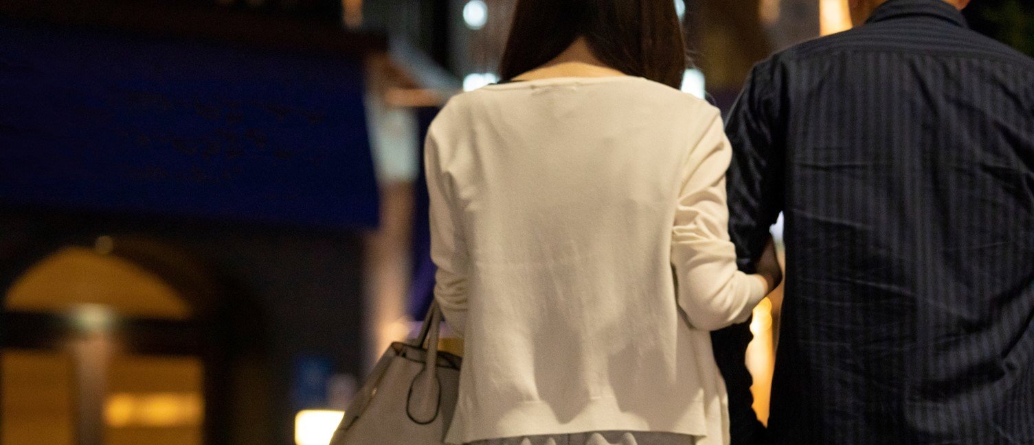 出会い系アプリで出会った男女でデートするイメージ