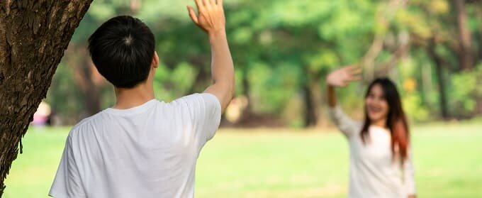 仲良く別れる男女