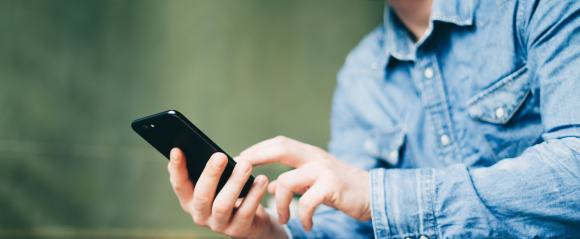 スマホを操作する男性