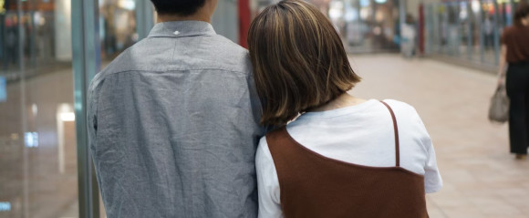 歩く男女のイメージ画像