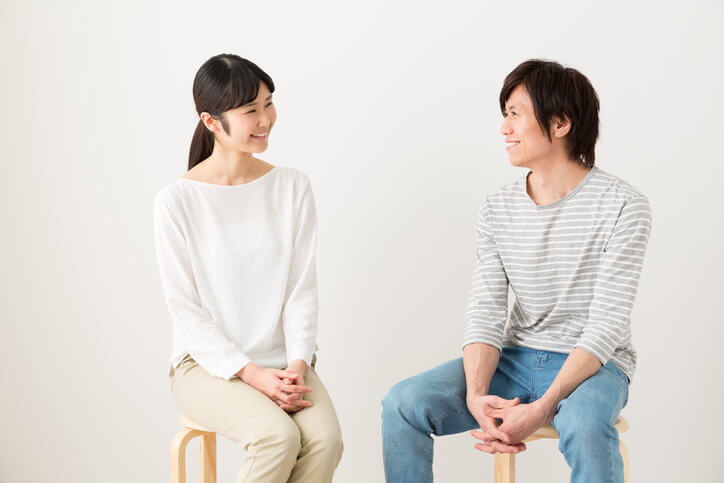 男女が会話しているイメージ写真