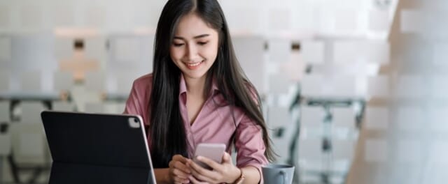 スマホを見る台湾人女性