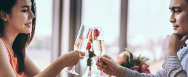 彼女をエスコートする男性
