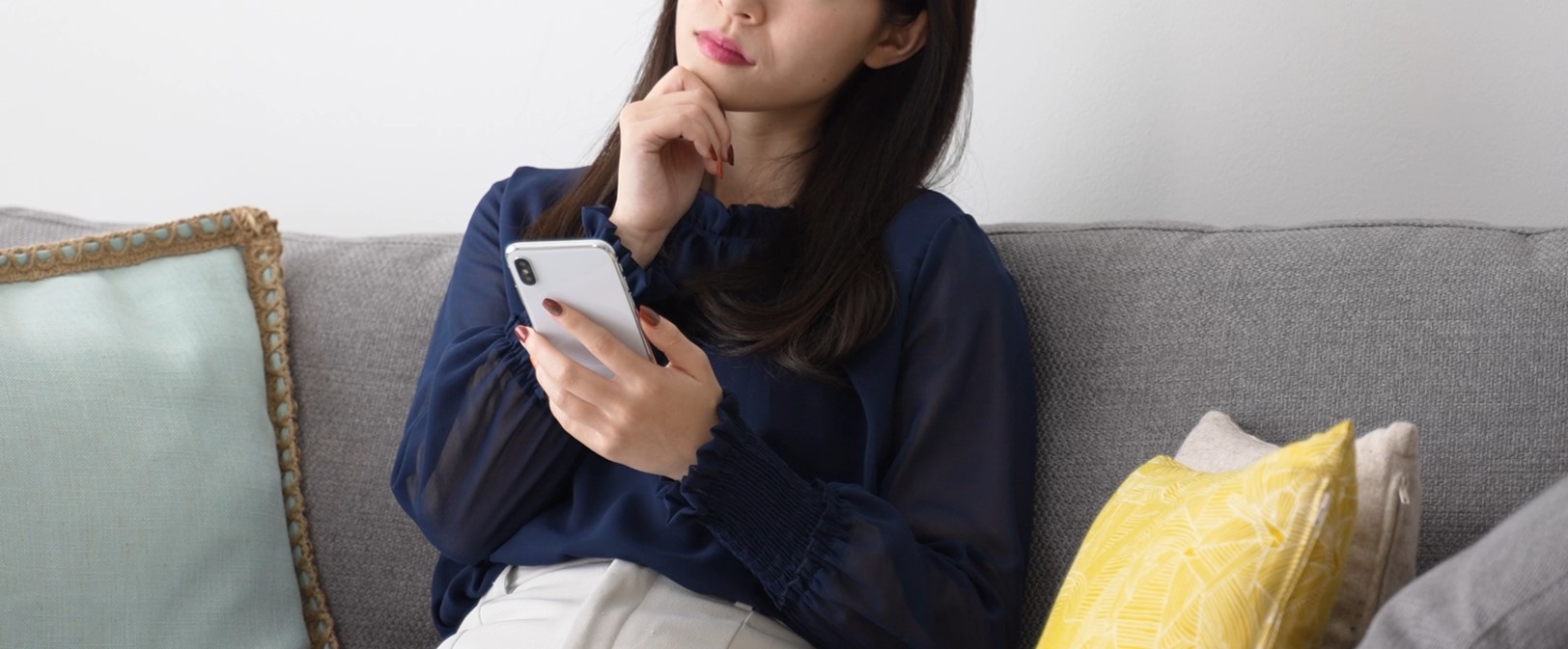 悩む女性
